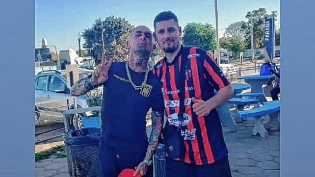 Emanuel Noir posando para la foto con un hincha de Patronato.