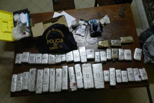 Cayó una pareja de novios con 14 kilos de marihuana en un Mercedes Benz en Rosario