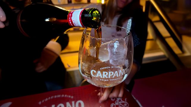 El vermut como plan social: Rosario vivió una noche de sabores litoraleños, música en vivo y coctelería