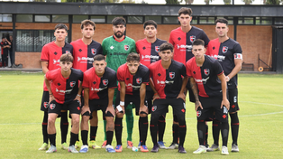Lucas Hoyos, entre los juveniles de Newells que salieron a jugar contra Racing.