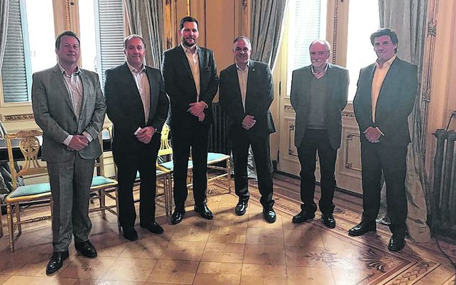 Cónclave. Miembros de la AEF con los funcionarios de la cartera nacional.