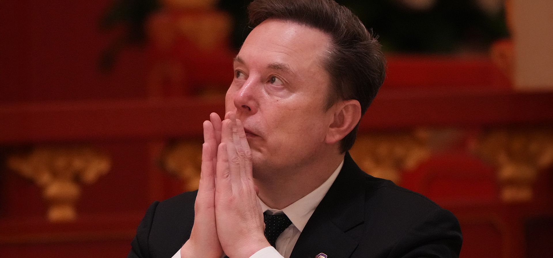 Elon Musk escucha el discurso del presidente chino Xi Jinping durante una cena de Estado con el presidente Donald Trump en el Gran Salón del Pueblo el jueves 14 de mayo de 2026 en Pekín. (Foto AP/Mark Schiefelbein) Elon Musk escucha el discurso del presidente chino Xi Jinping durante una cena de Estado con el presidente Donald Trump en el Gran Salón del Pueblo el jueves 14 de mayo de 2026 en Pekín. (Foto AP/Mark Schiefelbein)