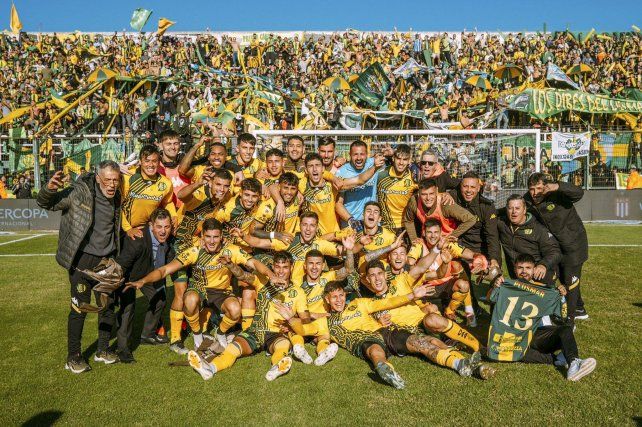 El festejo de los jugadores Aldosivi tras ganar ante Estudiantes.