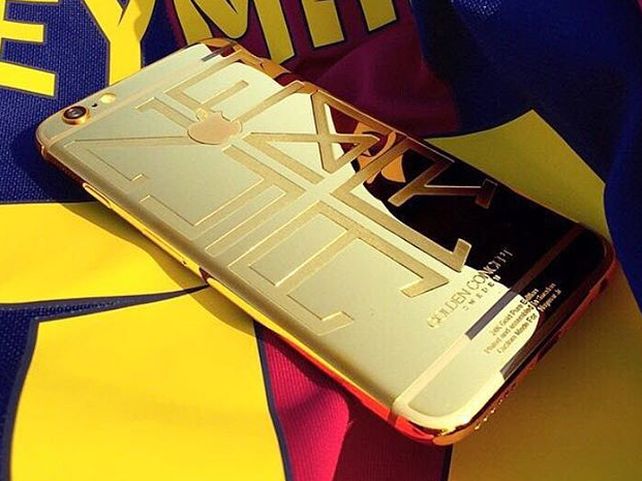 El crack brasileño Neymar publicó en Instagram su lujoso celular