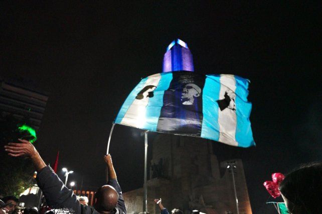 Miles de personas fueron al Monumento Nacional a la Bandera el viernes 5 de junio para despedir a Carlos Indio Solari