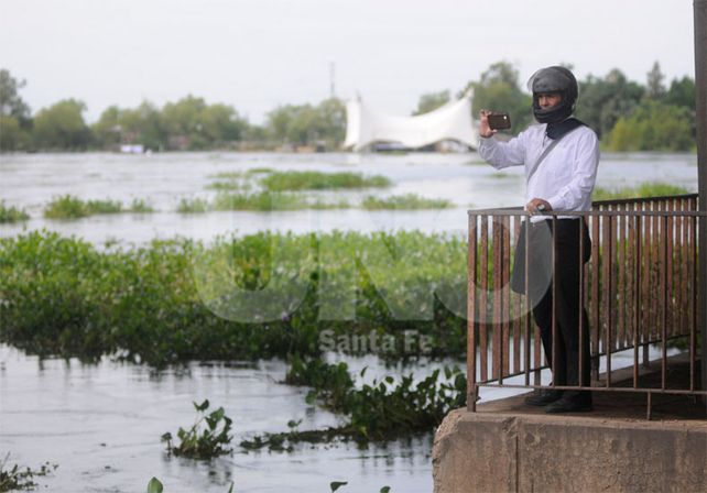 Curiosos. El panorama del río es extraordinario para los mismos ciudadanos santafesinos / Foto: Manuel Testi - Uno Santa Fe