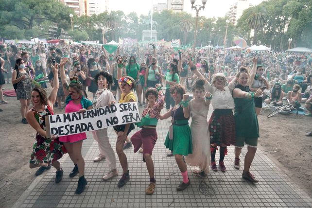 Pañuelazo verde: la plaza San Martín fue epicentro de la multitudinaria vigilia en apoyo al aborto legal 