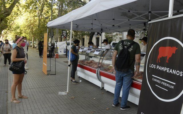 Feria itinerante de carne en Plaza San Martín. Proyecto de la Dirección nacional de política integral del Ministerio de Desarrollo Social de la Nación. Cada miércoles el puesto se encontrará en un barrio diferente de la ciudad.
