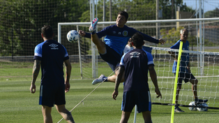 En el aire. Luca Martínez Dupuy y una acrobacia en el predio de Talleres.