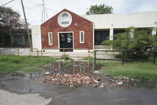 Robo tras robo. La escuela 756 de barrio Las Flores sufrió en reiteradas oportunidades los efectos de la delincuencia y el vandalismo.