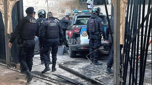 Un patrullero policial atravesó la reja de la Guardia del Hospital Cullen y dejó cuatro personas heridas
