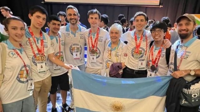 El estudiante del Politécnico regresa de la Olimpíada Internacional con una medalla de bronce.