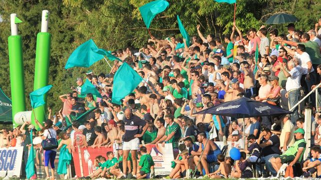 Gran marco. El equipo paranaense estuvo acompañado por su gente en el Quincho de la Ruta 18. El partido fue una fiesta.