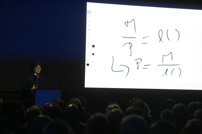 El presidente Javier Milei expuso sus gráficos sobre la economía.