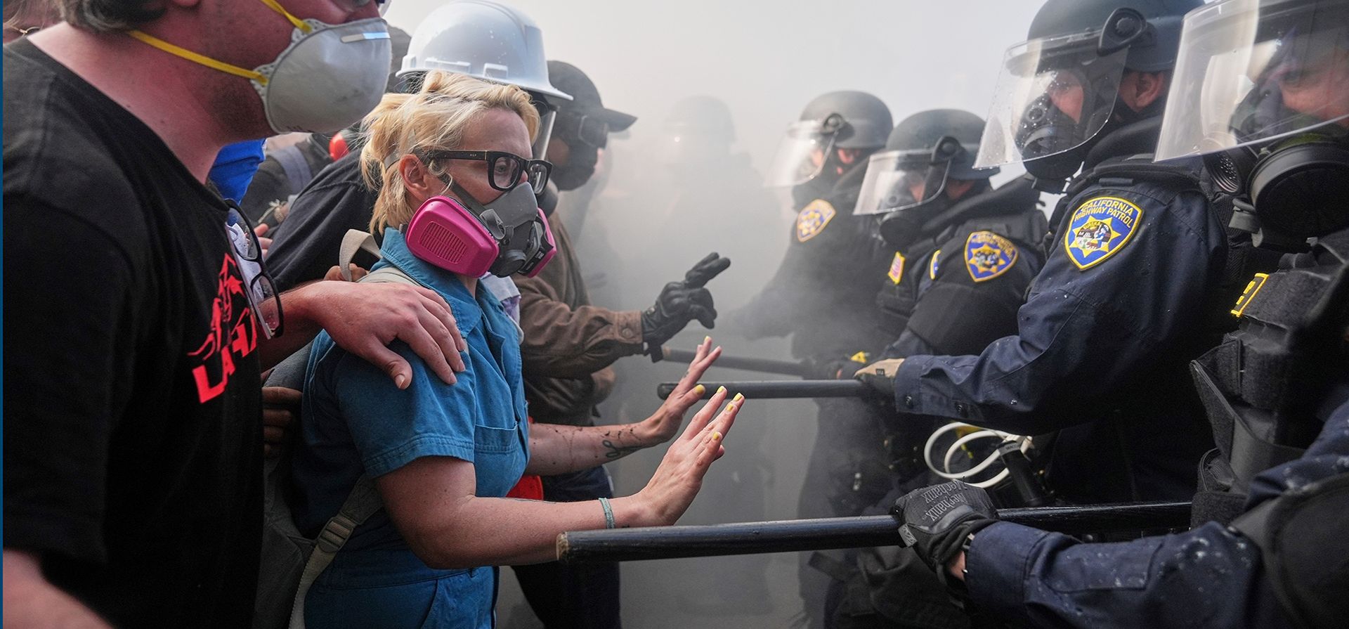 Manifestantes se enfrentan a la policía en la autopista 101, cerca del Centro de Detención Metropolitano del centro de Los Ángeles, el 8 de junio de 2025, tras una redada de inmigración la noche anterior. (Foto AP/Jae C. Hong, Archivo) Manifestantes se enfrentan a la policía en la autopista 101, cerca del Centro de Detención Metropolitano del centro de Los Ángeles, el 8 de junio de 2025, tras una redada de inmigración la noche anterior. (Foto AP/Jae C. Hong, Archivo)