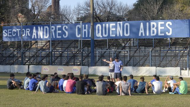 Todos atentos. El colorado Oyarbide y plantel planifican como ganarle a Puerto Nuevo