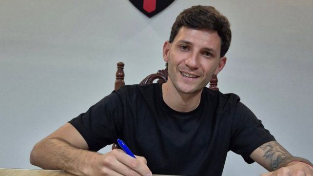 Franco Meritello firmando su contrato con Patronato.