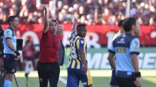 Para allá. Heinze indica para quién es la pelota y Campaz reclama lo contrario. Fue el último antecedente clásico.