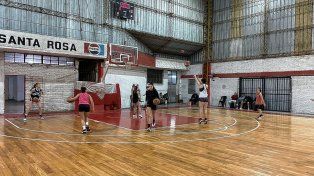 La Selección Femenina de Mayores de Santa Fe choca con Cañada de Gómez este viernes en el inicio del Interasociaciones de Tostado.