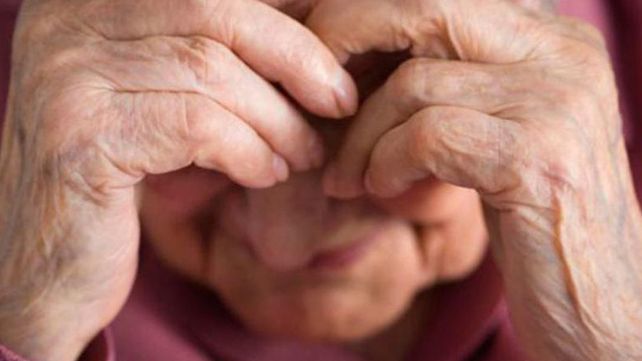 Abuela noble: denunció que el nieto golpeó a su novia, y el cobarde escapó corriendo