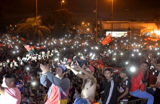 Los hinchas de Colón preparan un fervoroso banderazo