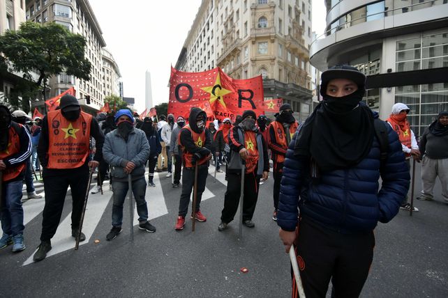 La Plaza de Mayo va tomando el color de la protesta del sindicalismo argentino