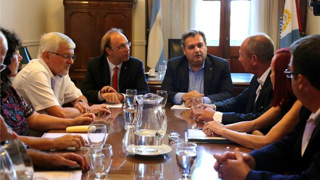 La provincia mejoró la oferta salarial a los estatales y les ofreció un 25 por ciento escalonado