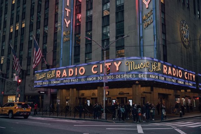 Fito Páez y Elvis Costello cantaron juntos en Nueva York  Yo vengo a ofrecer mi corazón