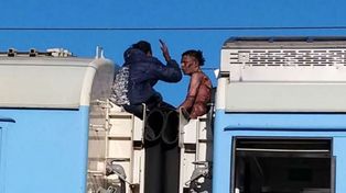 Viajaban en el techo del tren Roca y recibieron una descarga eléctrica