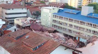 Se derrumbó un edificio en Villa Gesell: intentan rescatar a las personas atrapadas