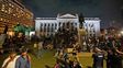 Los manifestantes tomaron el palacio de gobierno y luego acamparon frente al edificio.&nbsp;
