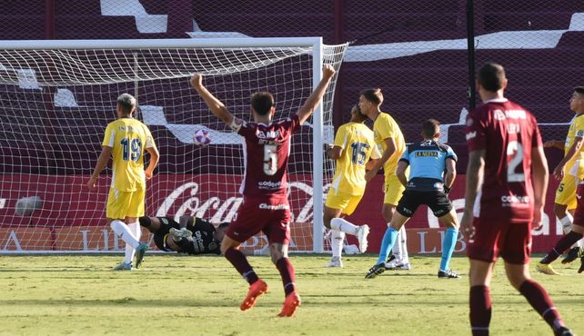 Central no apareció en la cancha de Lanús y regaló el invicto con un 3-0 inapelable