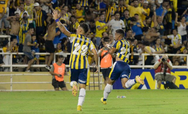 Giaccone ingresó en el complemento contra Unión y marcó el tanto del empate, sobre el final. Lo celebra junto a Dupuy.
