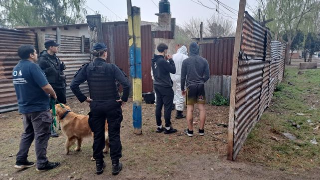 Personal policial trabaja en la zona donde fue hallado el cadáver carbonizado de un hombre