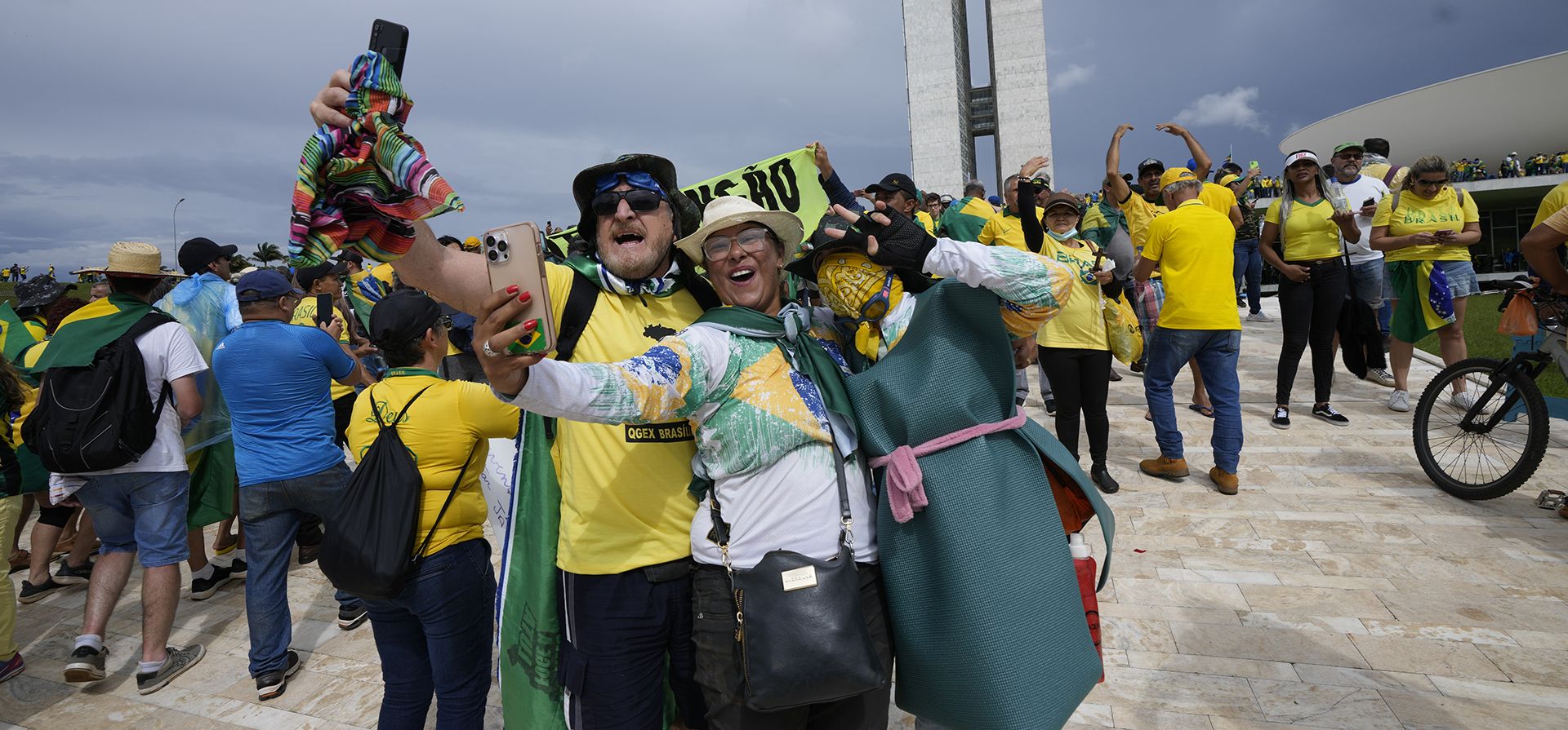 Manifestantes, partidarios del expresidente brasileño Jair Bolsonaro, toman selfies mientras asaltan el edificio del Congreso Nacional en Brasilia, Brasil, el domingo 8 de enero de 2023. (Foto AP/Eraldo Peres)