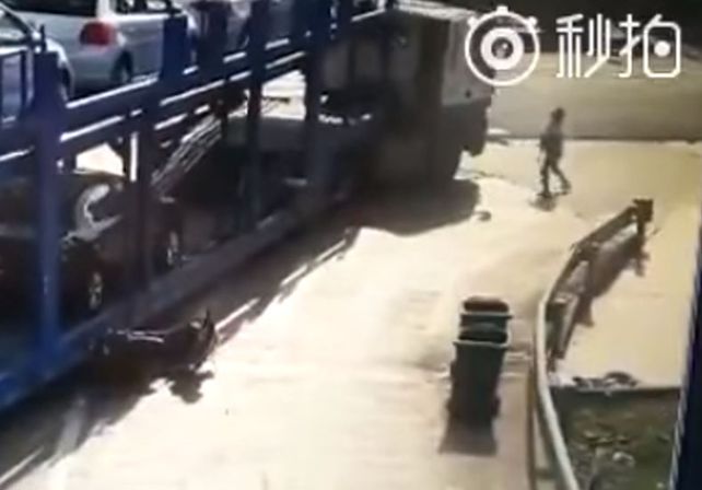 VIDEO: Un bebé sobrevive a un terrible choque entre una moto y un camión