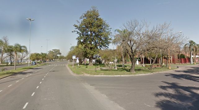 El robo se produjo en la intersección de la Costanera (avenida Almirante Brown) y Castelli.