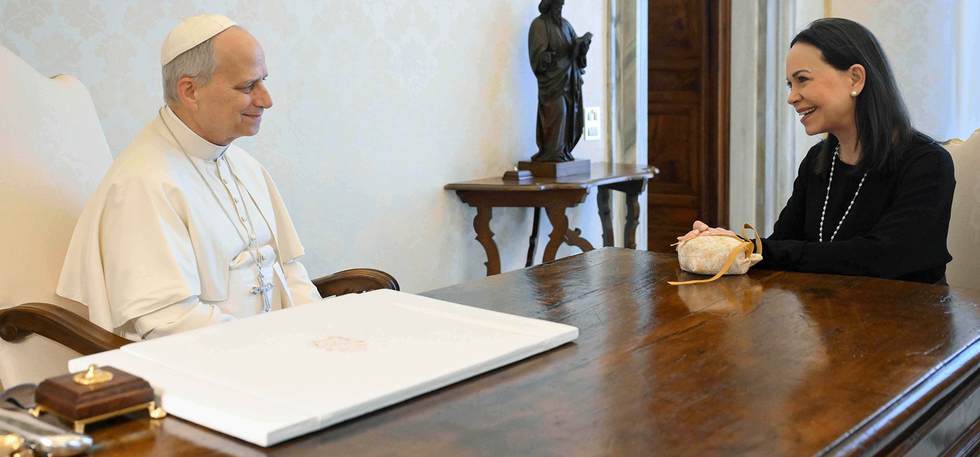 E Papa León XIV recibió a la venezolana María Corina Machado, Premio Nobel de la Paz, dentro de su biblioteca privada en el Vaticano, el lunes 12 de enero de 2026. (Vatican Media vía AP, HO) E Papa León XIV recibió a la venezolana María Corina Machado, Premio Nobel de la Paz, dentro de su biblioteca privada en el Vaticano, el lunes 12 de enero de 2026. (Vatican Media vía AP, HO)