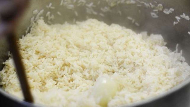 Por qué la forma en la que todos cocinan el arroz puede matarte en poco tiempo