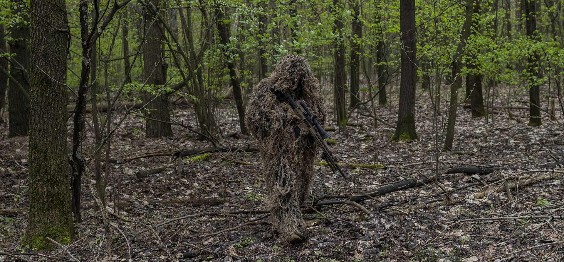 Un francotirador de la Guardia Nacional de Ucrania de la Brigada Bureviy participa en un ejercicio militar en la región de Kiev el jueves 27 de abril de 2023. (Foto AP/Bernat Armangue)