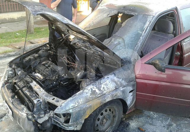 Iba camino a su trabajo cuando su auto sufrió un desperfecto y se prendió fuego