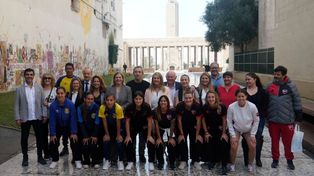 Funcionarios provinciales y municipales, con el intendente Pablo Javkin, junto a las jugadoras y DT de Central y Newells, que este sábado jugarán el primer clásico femenino de AFA.