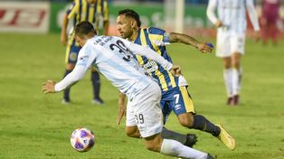 Montoya intenta superar a Orihuela. El Chaqueño dio un mal pase al final y de ahí llegó el empate.
