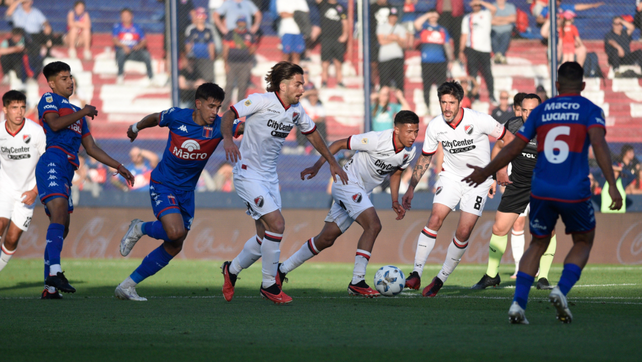Iván Gómez inicia un avance para Newells