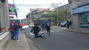 Una mujer debió ser hospitalizada tras ser embestida por una motocicleta. El accidente sucedió en la intersección de Alem y Pellegrini, en Paraná