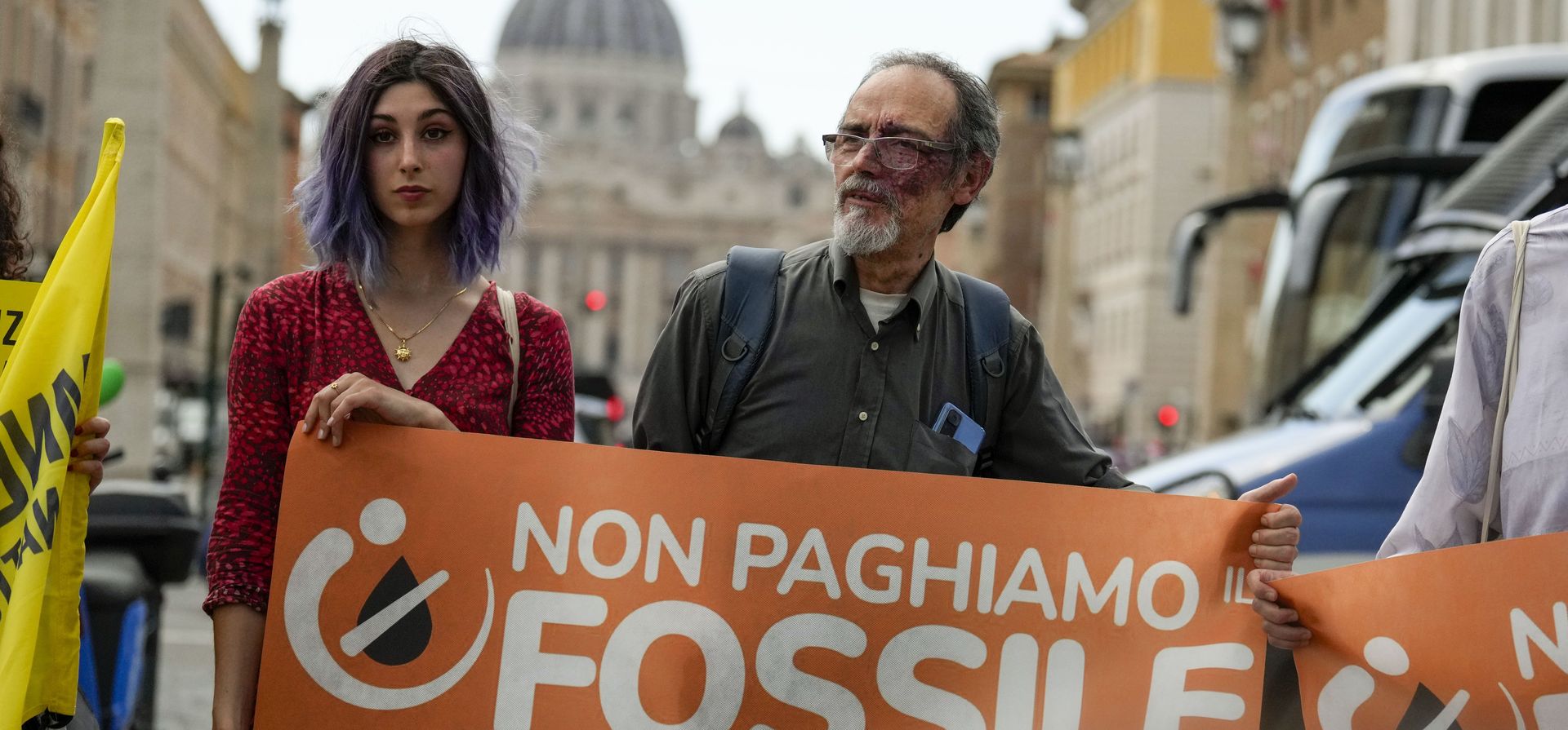 Activistas de Ultima Generazione (Última Generación) realizan una protesta frente al Vaticano, donde están siendo juzgados por haber realizado una protesta en agosto dentro de los Museos Vaticanos durante la cual pegaron sus manos a la base de una de las esculturas antiguas, el Laocoonte, y se enfrenta a multas de hasta tres años y 3.000 euros. (AP Photo/Alessandra Tarantino) Activistas de Ultima Generazione (Última Generación) realizan una protesta frente al Vaticano, donde están siendo juzgados por haber realizado una protesta en agosto dentro de los Museos Vaticanos durante la cual pegaron sus manos a la base de una de las esculturas antiguas, el Laocoonte, y se enfrenta a multas de hasta tres años y 3.000 euros. (AP Photo/Alessandra Tarantino)