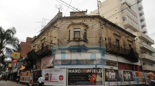 Es inminente la demolición de una casa, en la esquina de San Martín y La Rioja