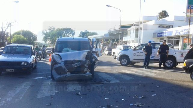 Un mujer fue hospitalizada tras chocar dos vehículos en Paraná