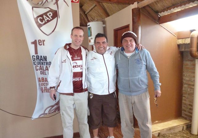 CON DIEGO. Gustavo Werner con la camiseta de Platense junto al conductor y humorista Diego Pérez en el encuentro.