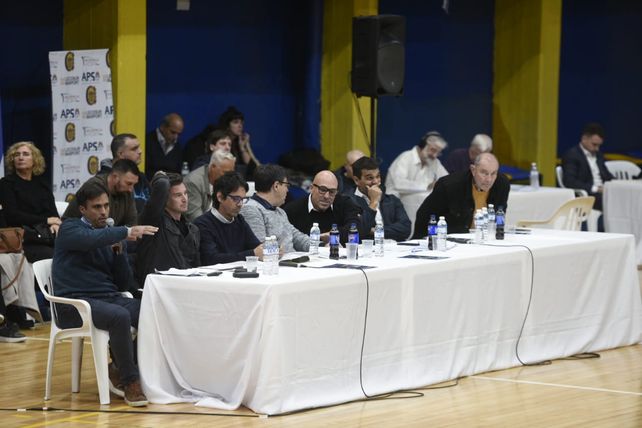 Gonzalo Belloso presidió la asamblea en Central, acompañado por sus pares de comisión directiva.